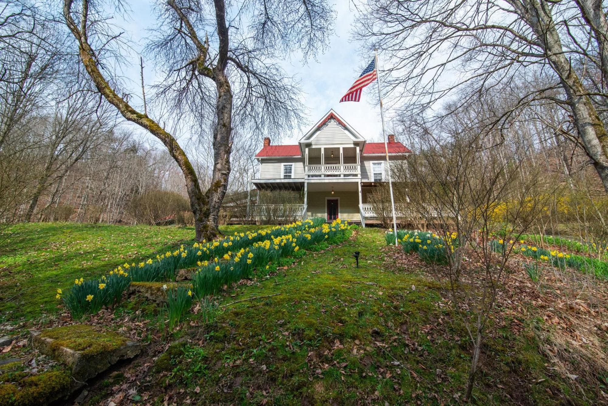 Moore House Inn & Cabins