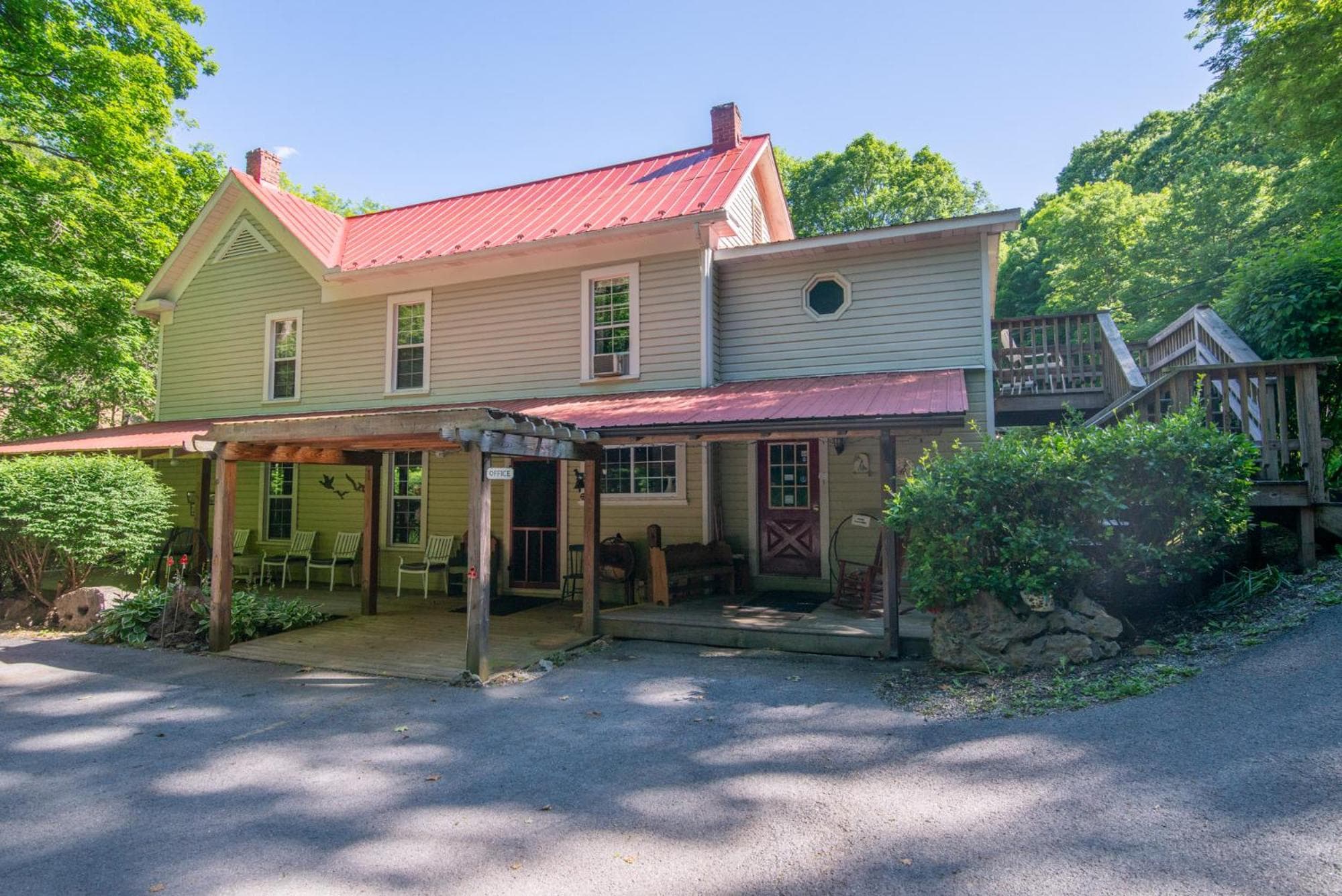 Moore House Inn & Cabins
