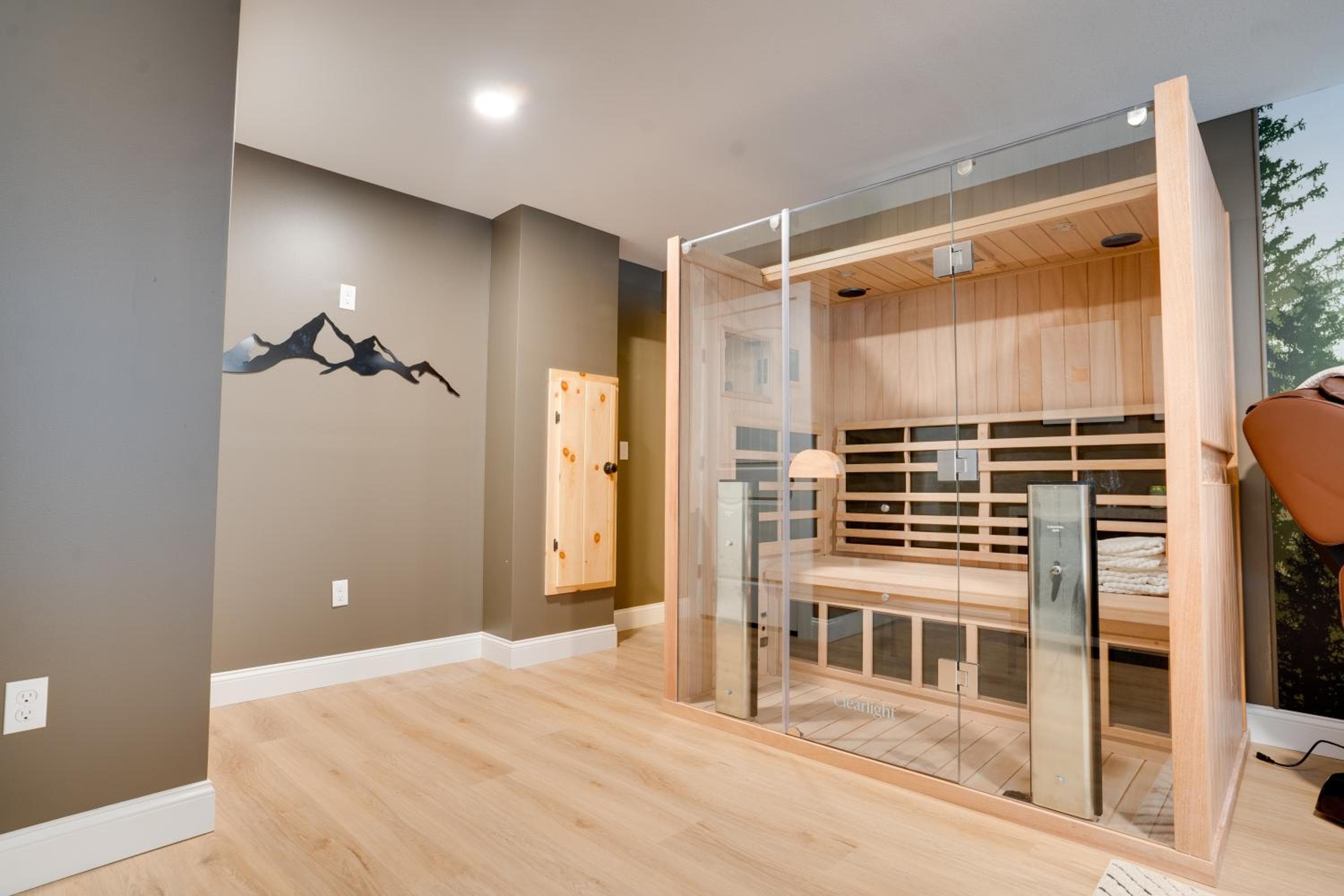 '"Luxury Mountain Getaway'" Sauna, Hot Tub, Massage Chair, Pool Table