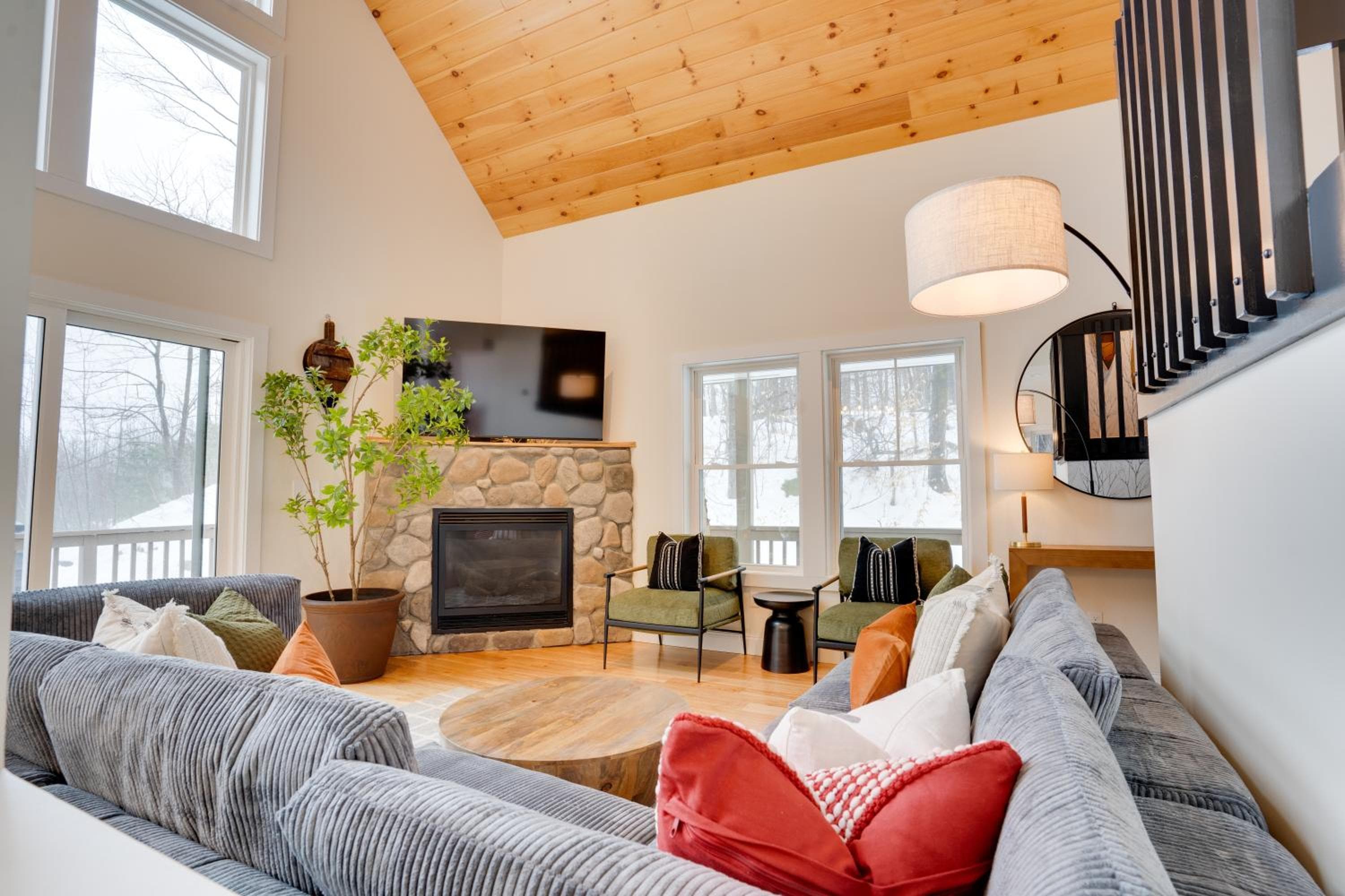 '"Luxury Mountain Getaway'" Sauna, Hot Tub, Massage Chair, Pool Table