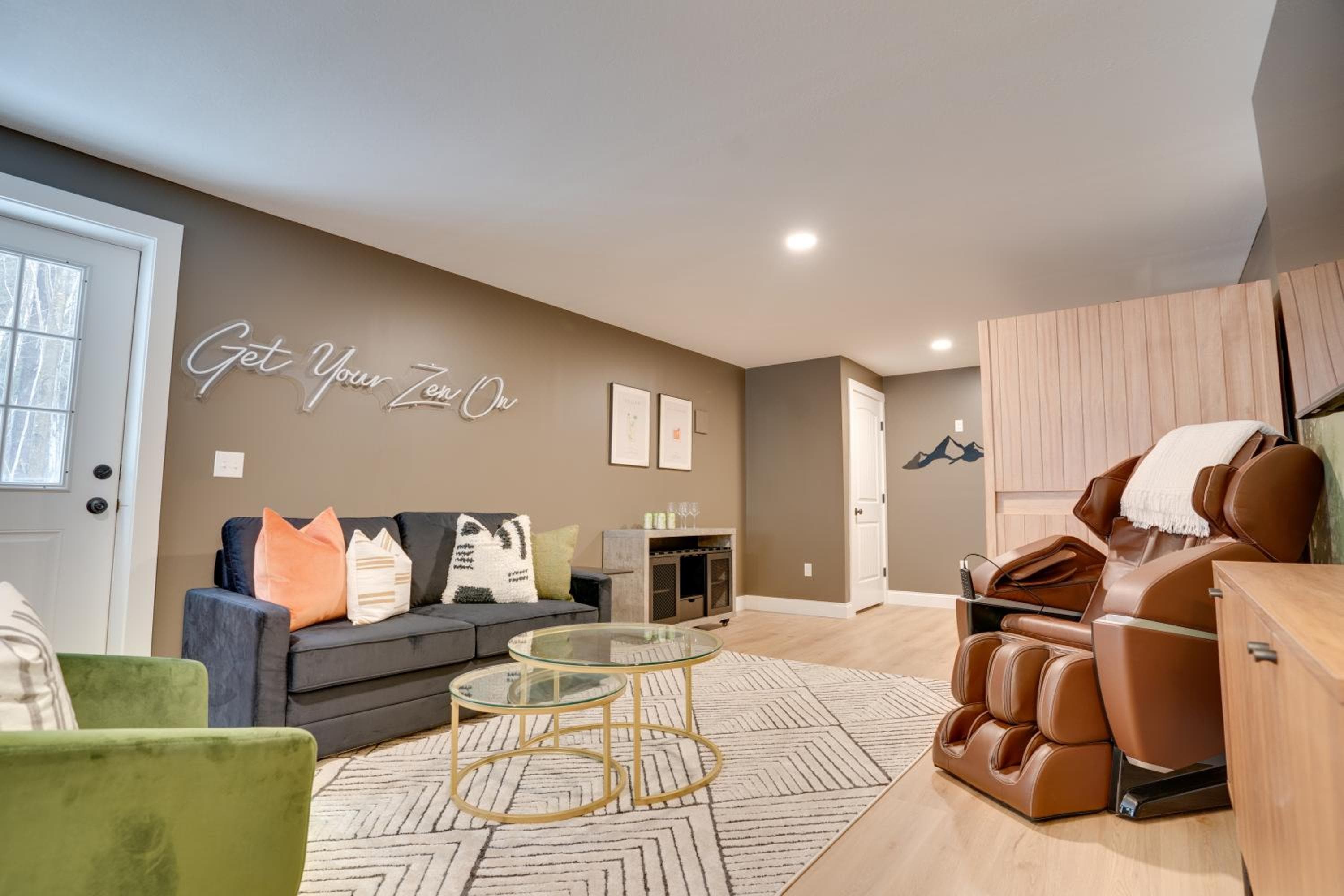 '"Luxury Mountain Getaway'" Sauna, Hot Tub, Massage Chair, Pool Table