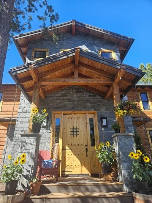 Beautiful Riverfront Near Mt Bachelor with Hot Tub