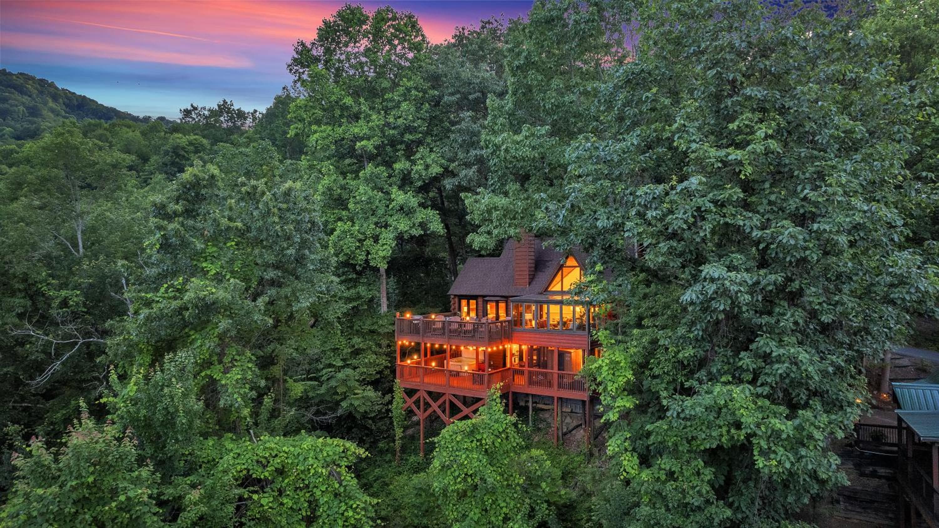 Family Chalet With Sauna, HotTub, Heavenly Views! Mins to Downtown!