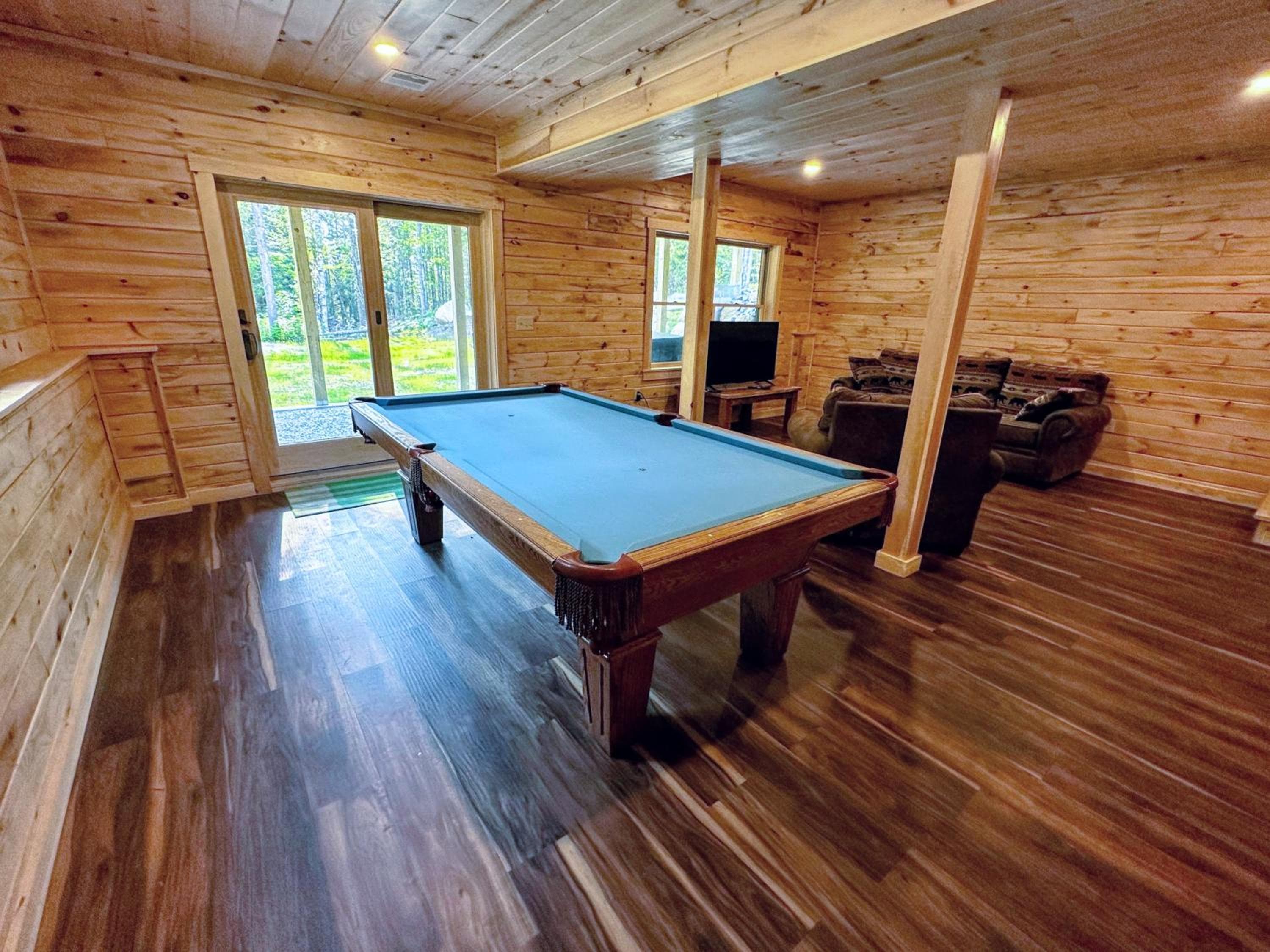 65PT New Log Cabin in Private Setting. Hot tub. Gym/Pool Access!
