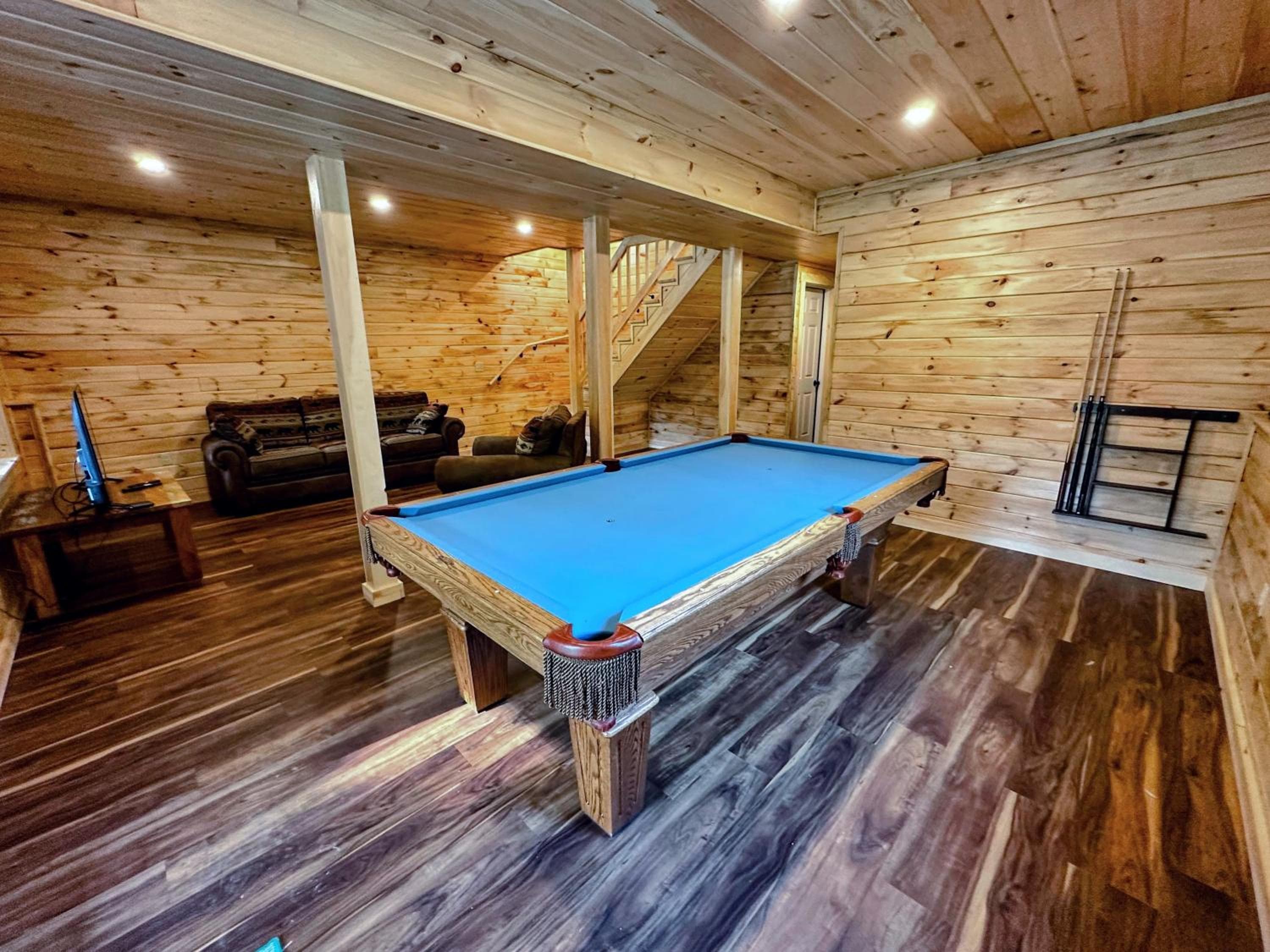 65PT New Log Cabin in Private Setting. Hot tub. Gym/Pool Access!