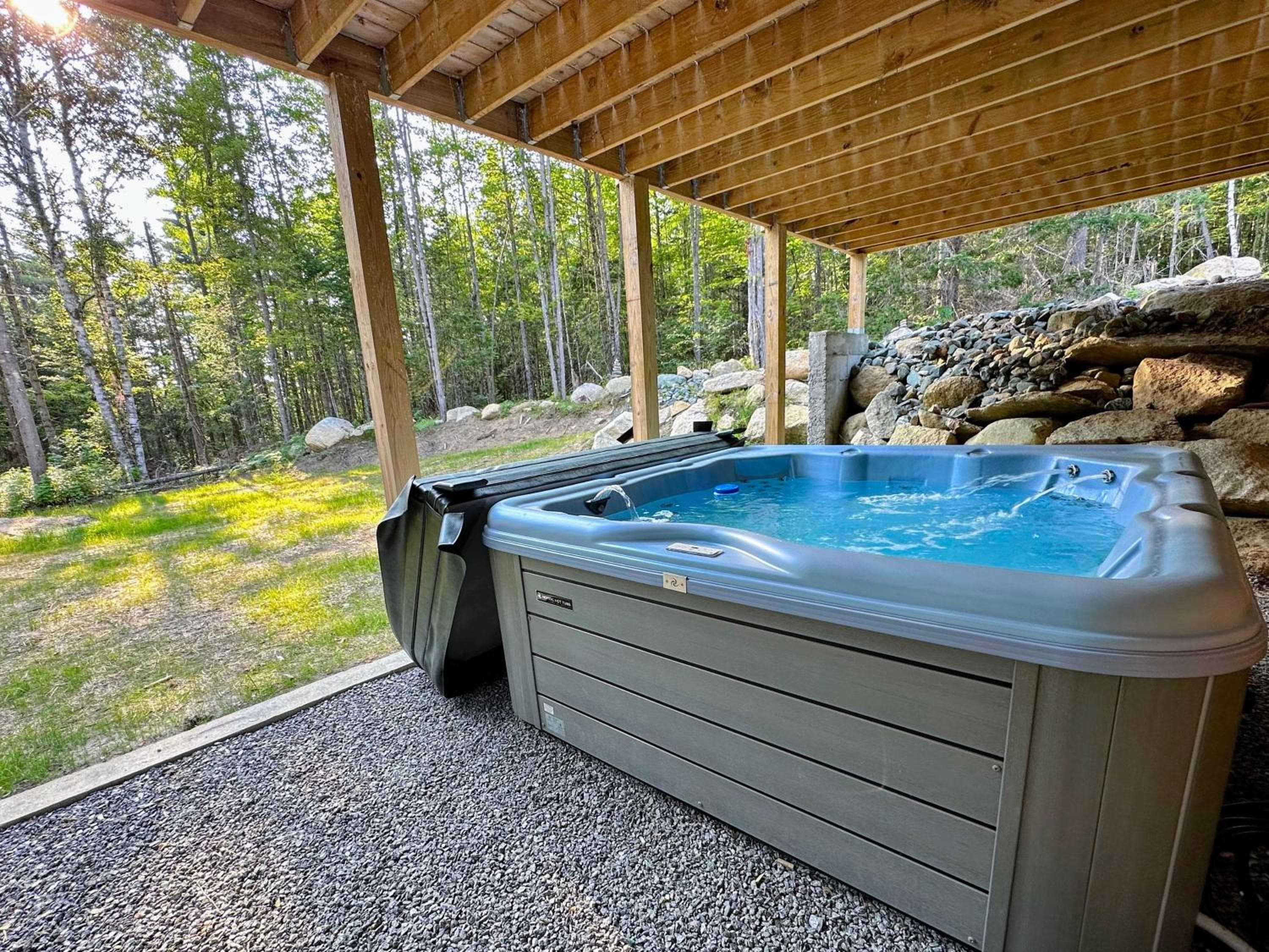 65PT New Log Cabin in Private Setting. Hot tub. Gym/Pool Access!