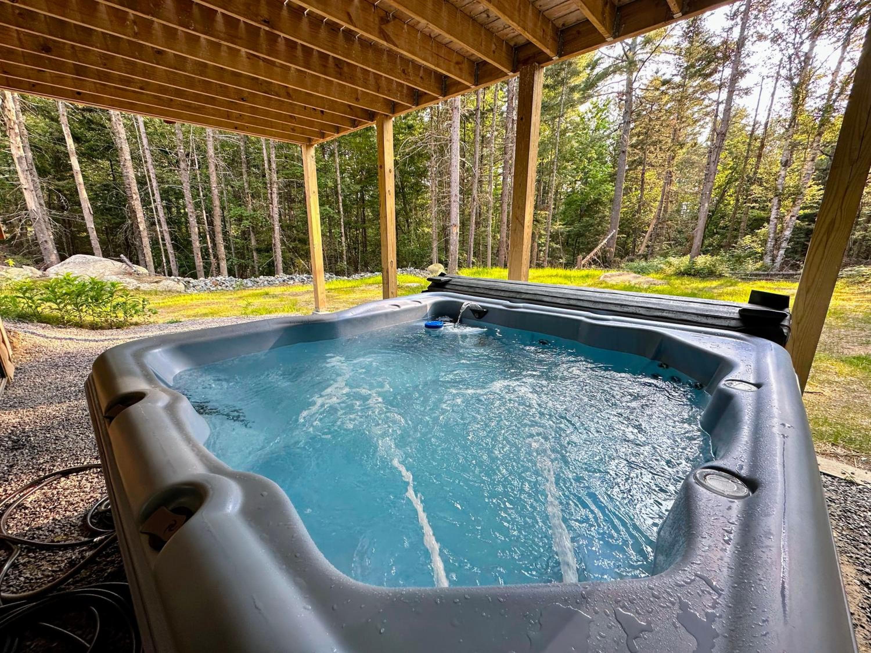 65PT New Log Cabin in Private Setting. Hot tub. Gym/Pool Access!