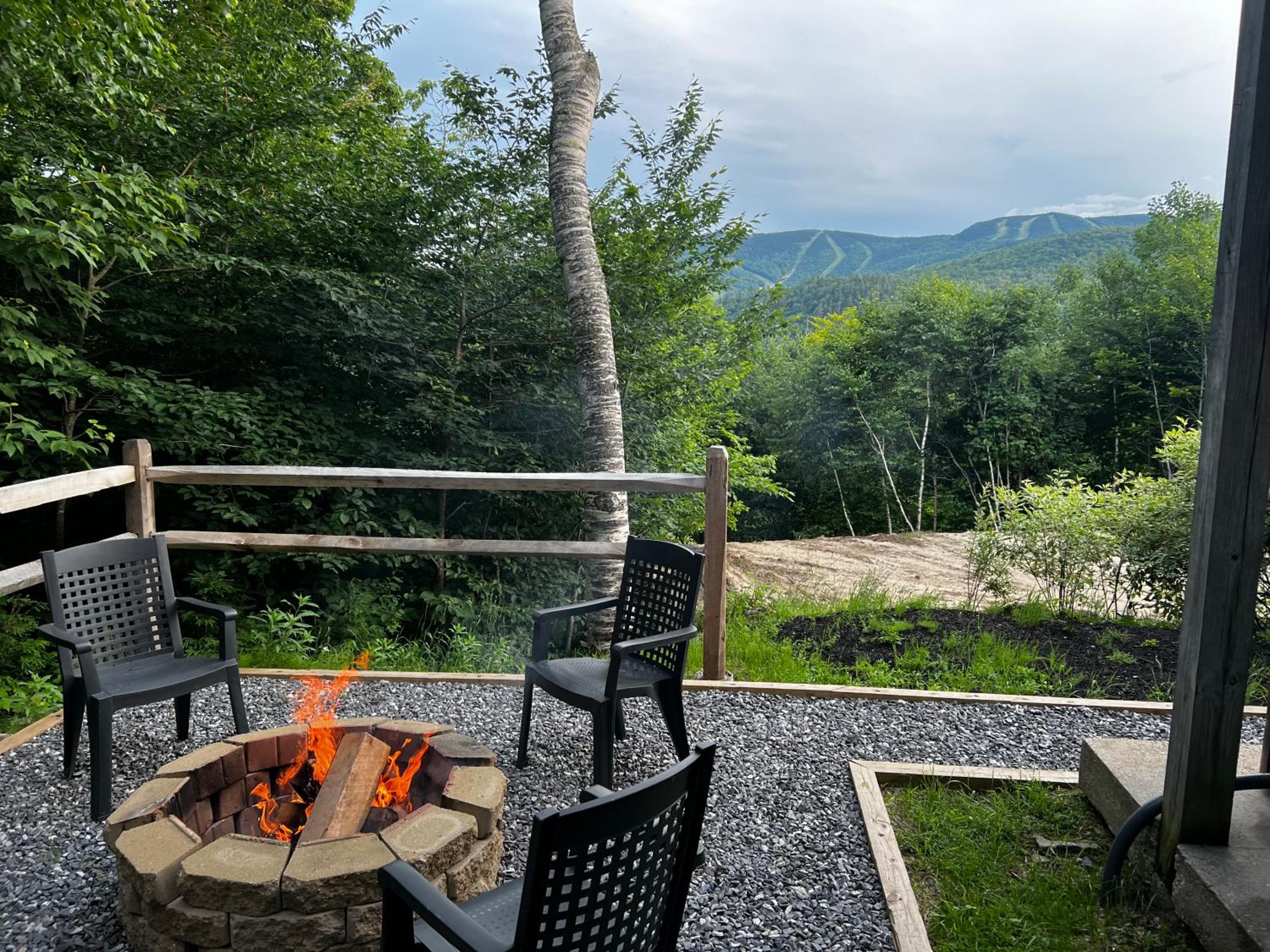 SUNDAY RIVER VIEWS!! Minutes from the mountain!