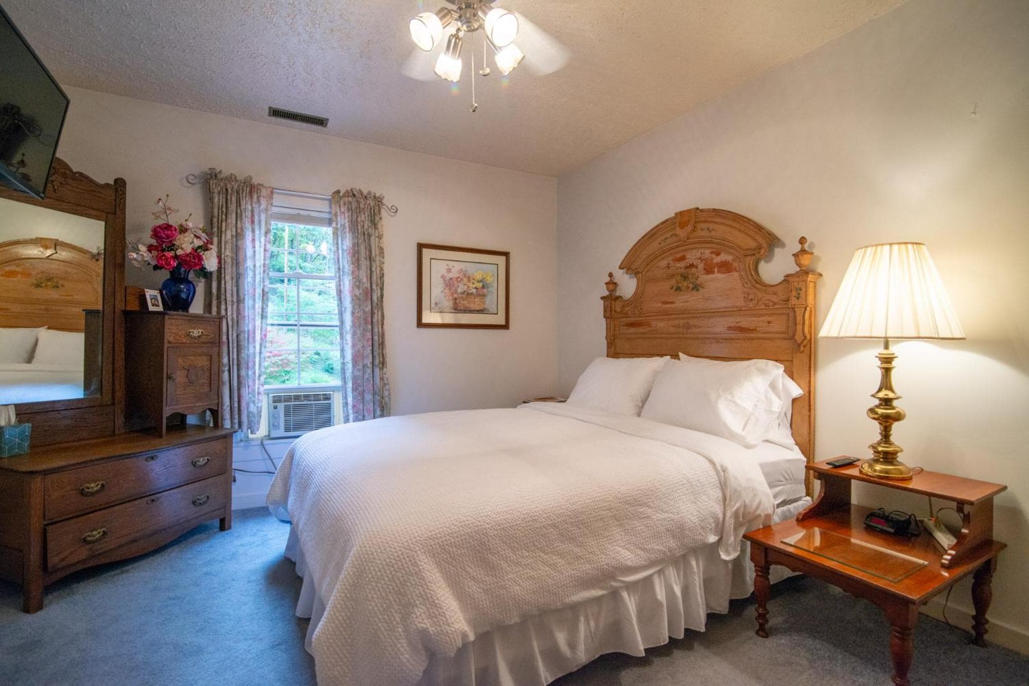 Moore House Inn & Cabins