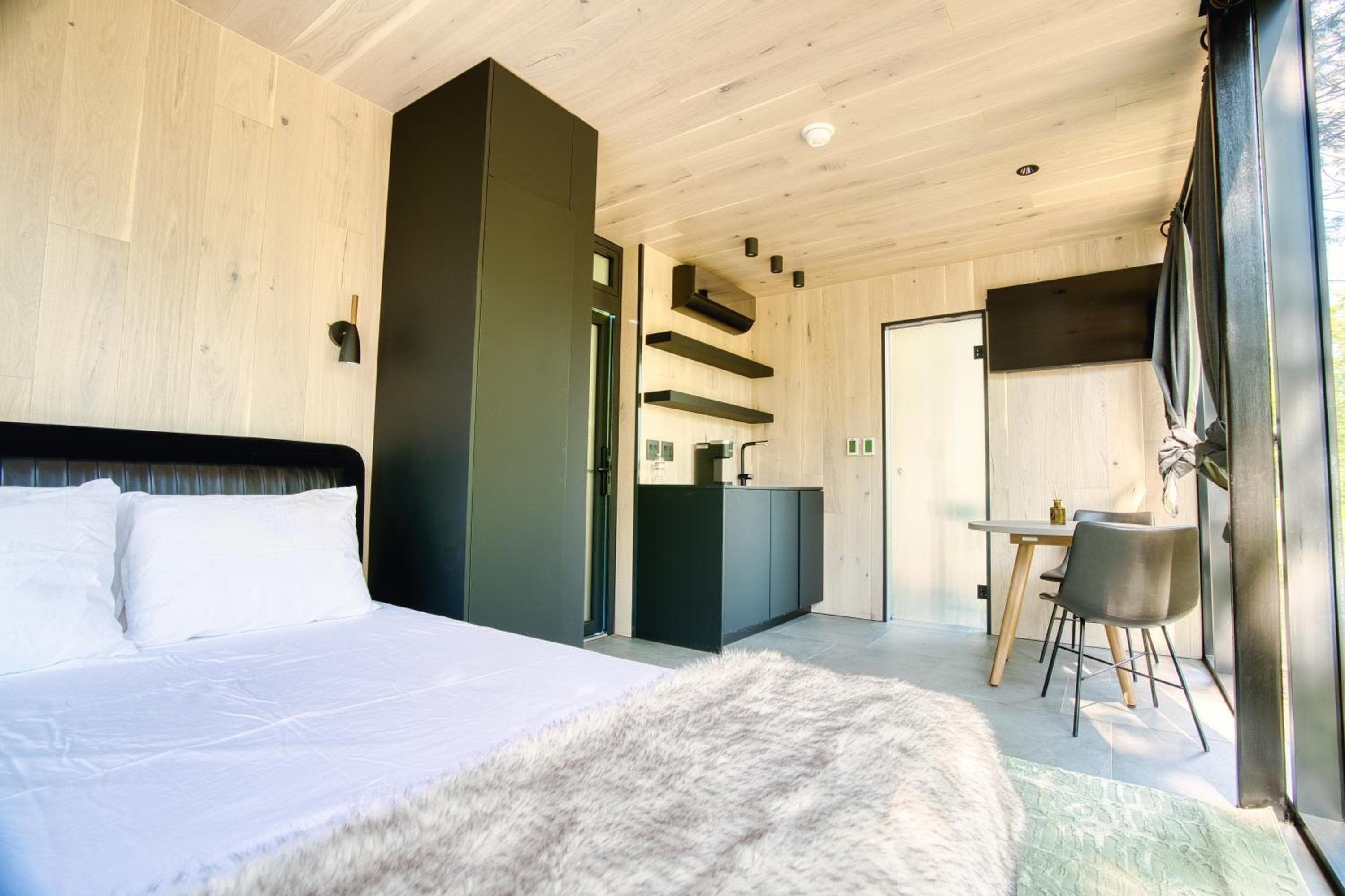 The Haüs Windham - Spacious Suites, Hot Tub, Mountain Views!