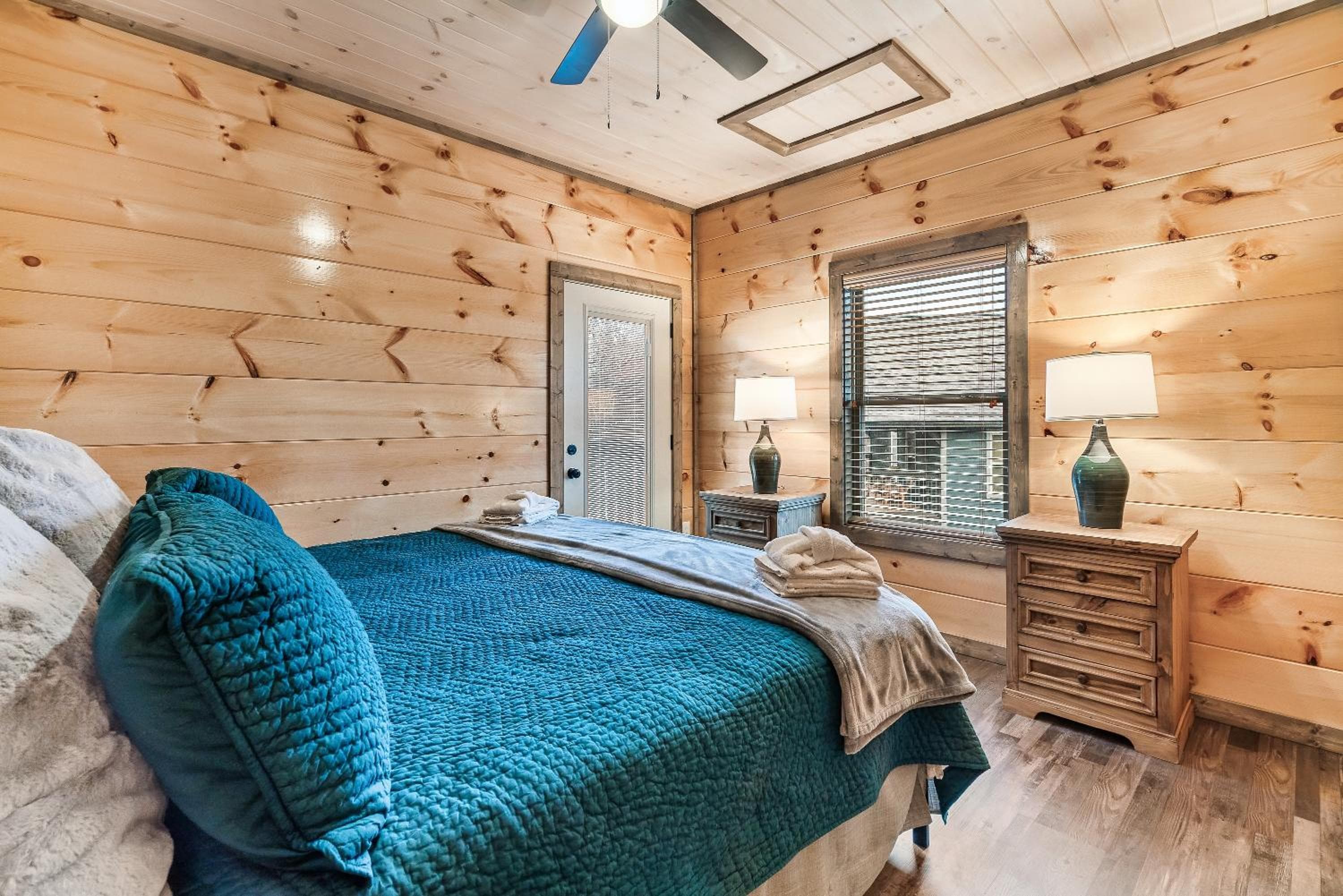 Near Dollywood With Hot Tub, Game Room Home Theater