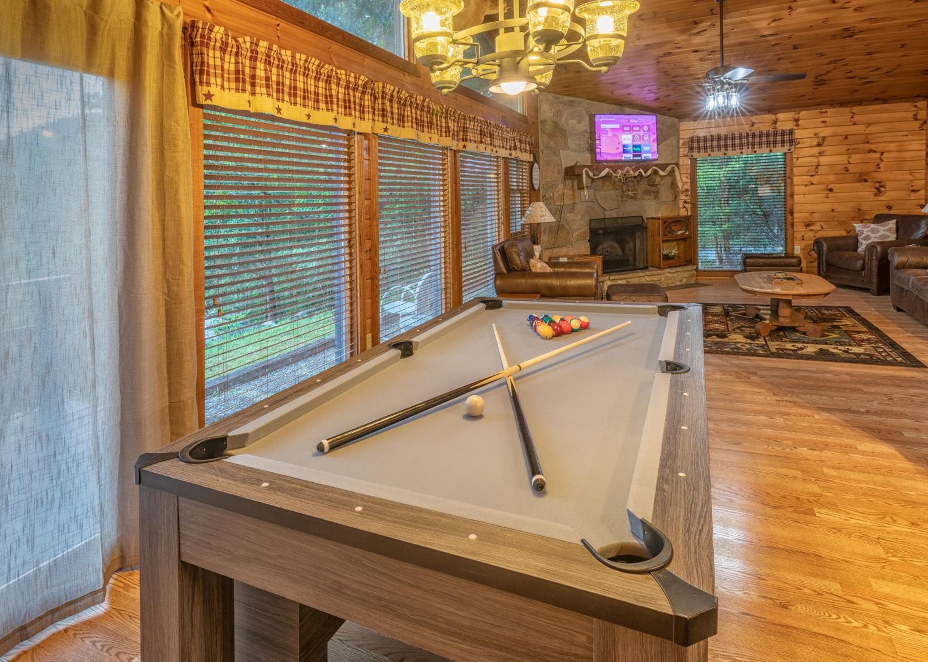Real Log Cabin With Amazing Views, Hot Tub, Sauna, Games