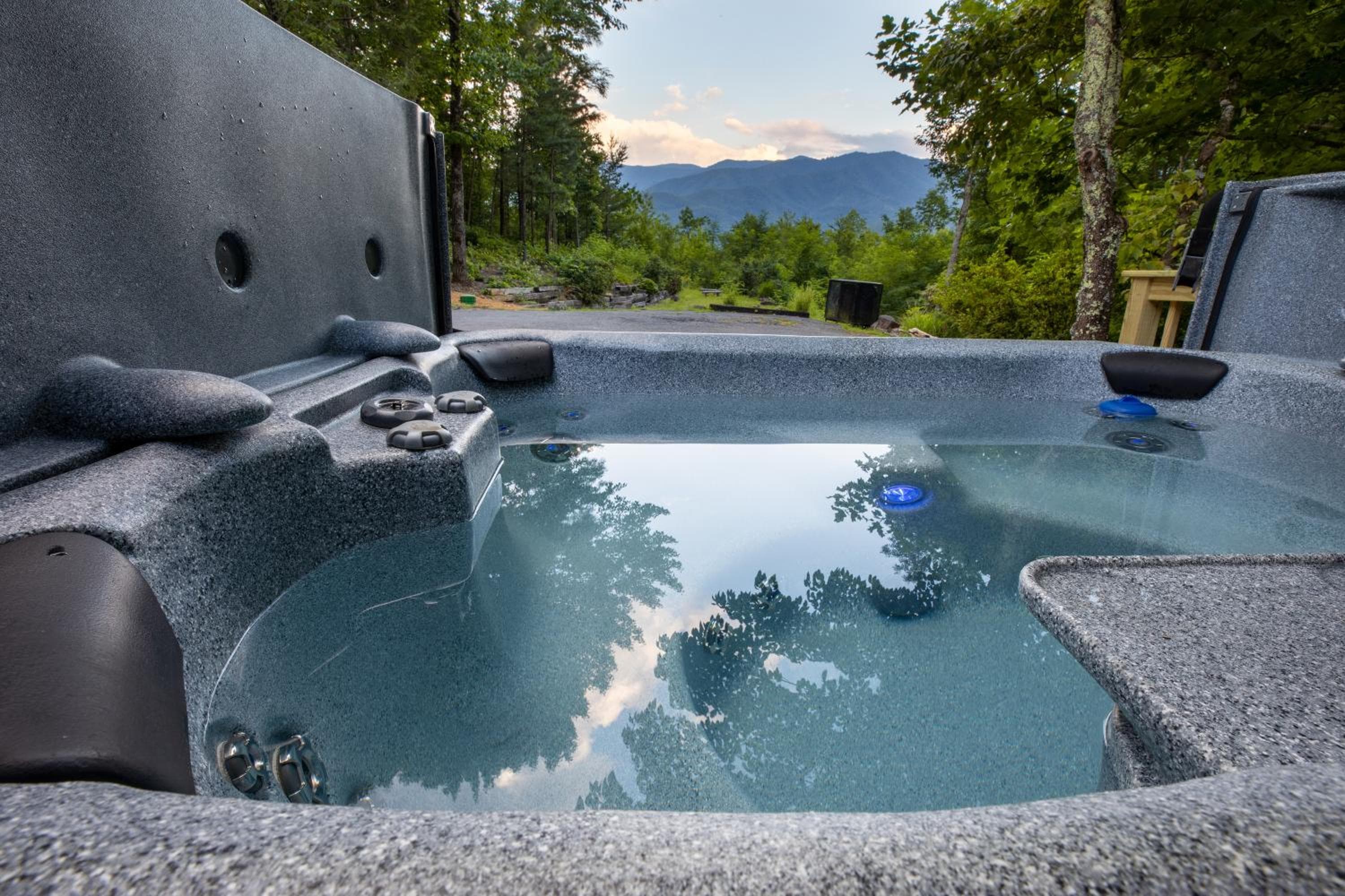 Real Log Cabin With Amazing Views, Hot Tub, Sauna, Games