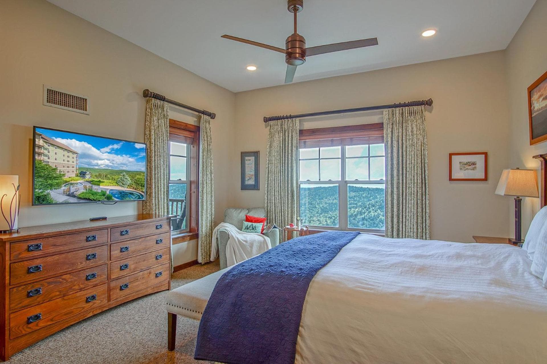 Soaring Eagle #404: 3 bedroom 2 bath Corner Penthouse