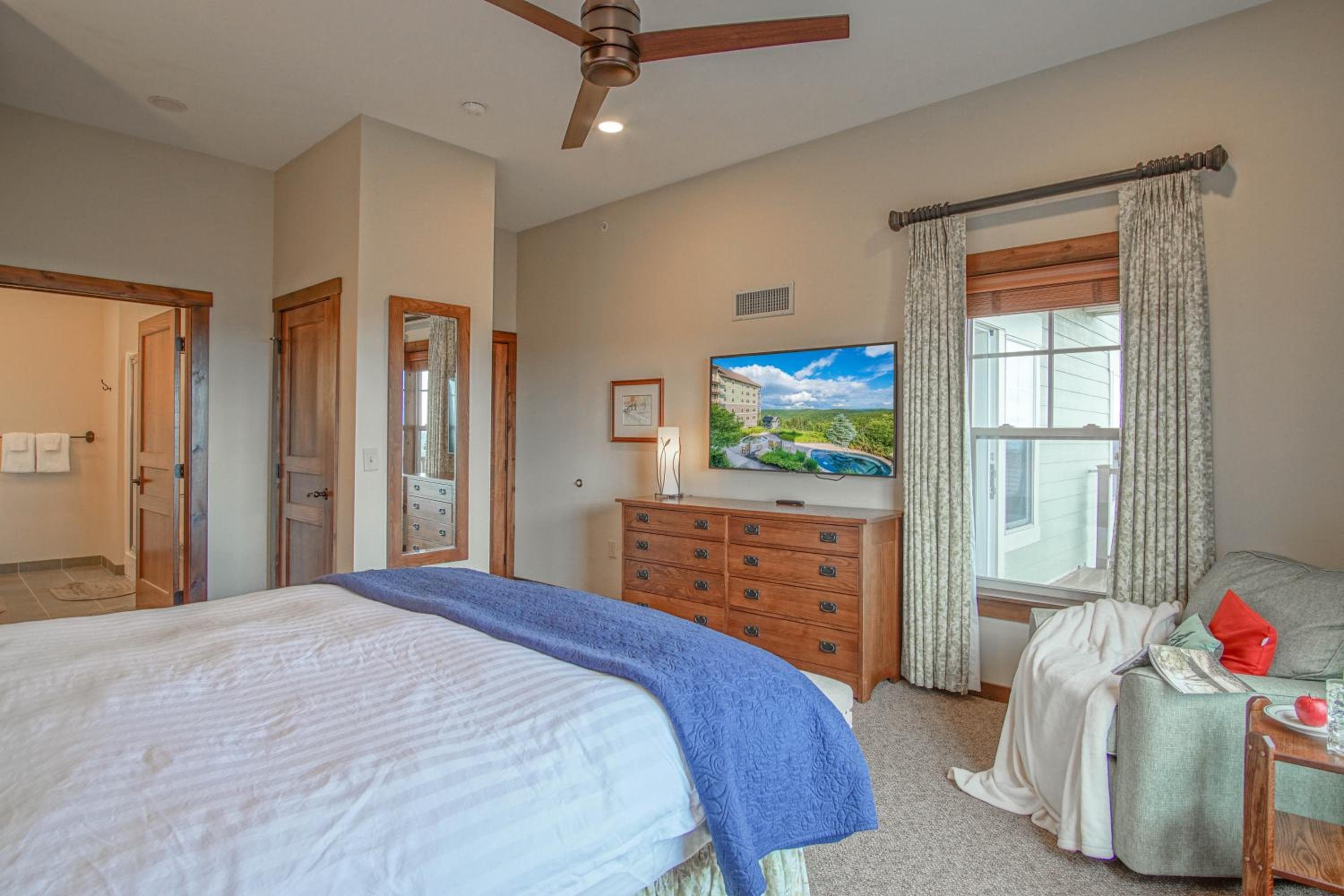 Soaring Eagle #404: 3 bedroom 2 bath Corner Penthouse