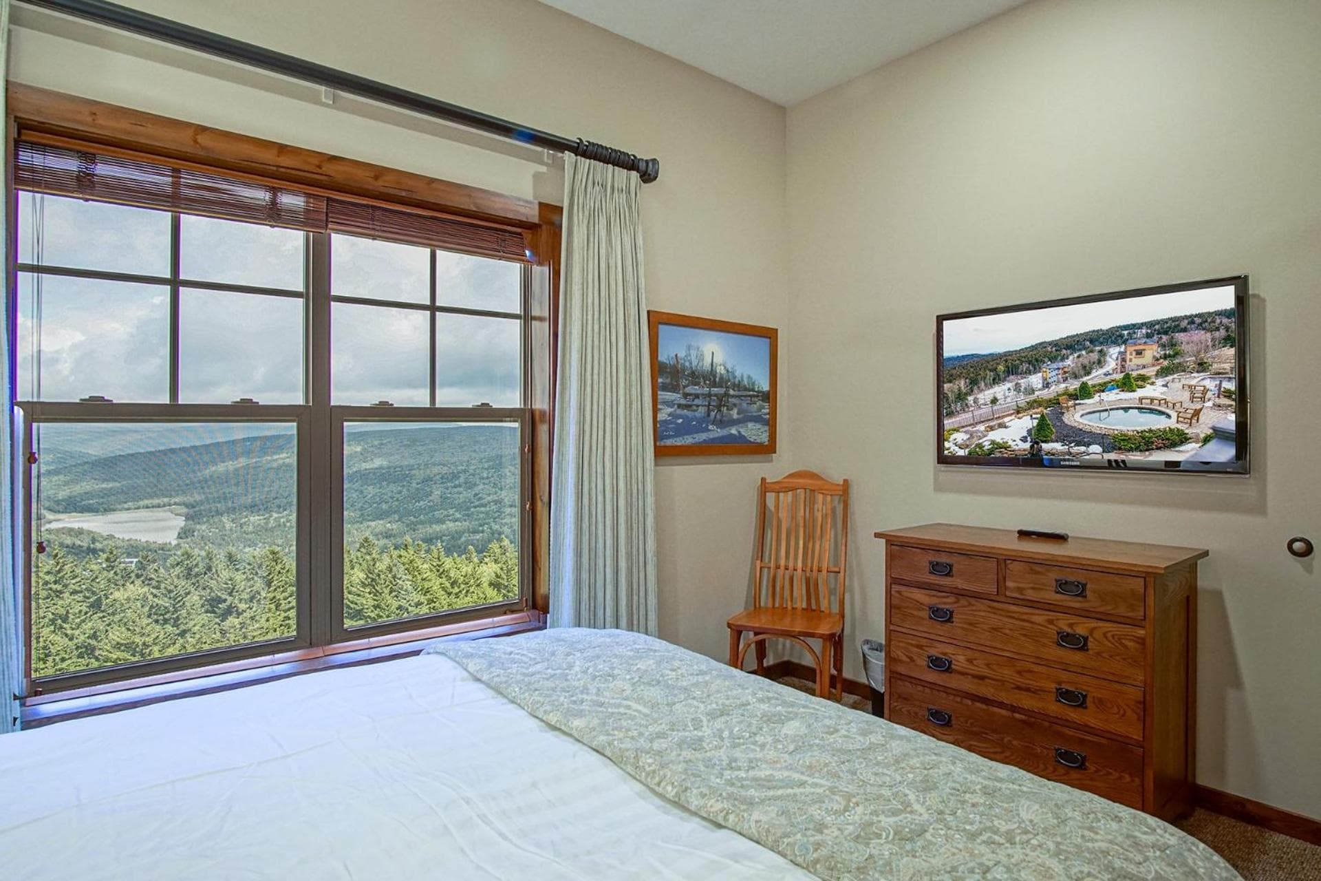 Soaring Eagle #404: 3 bedroom 2 bath Corner Penthouse