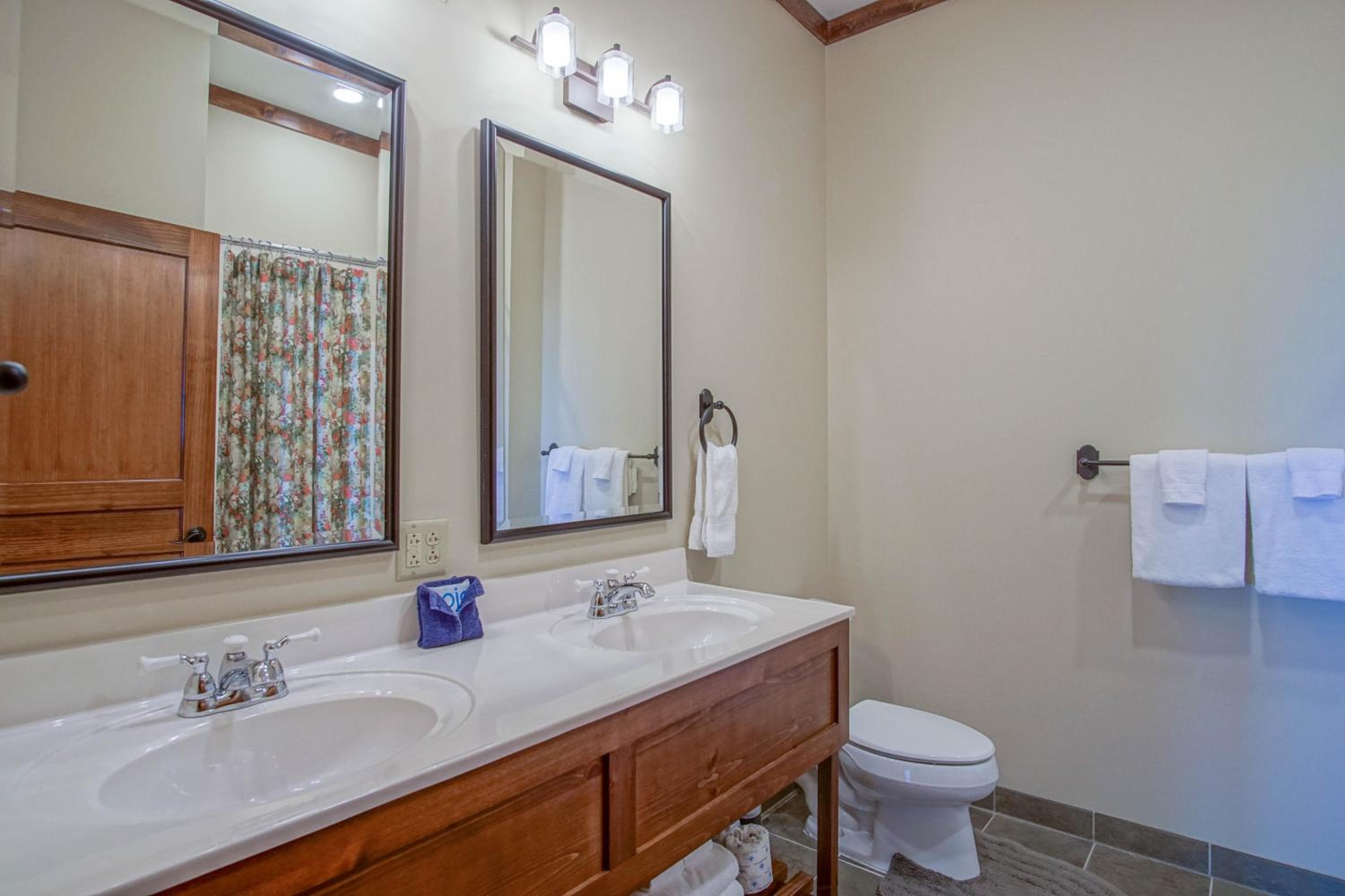 Soaring Eagle #404: 3 bedroom 2 bath Corner Penthouse