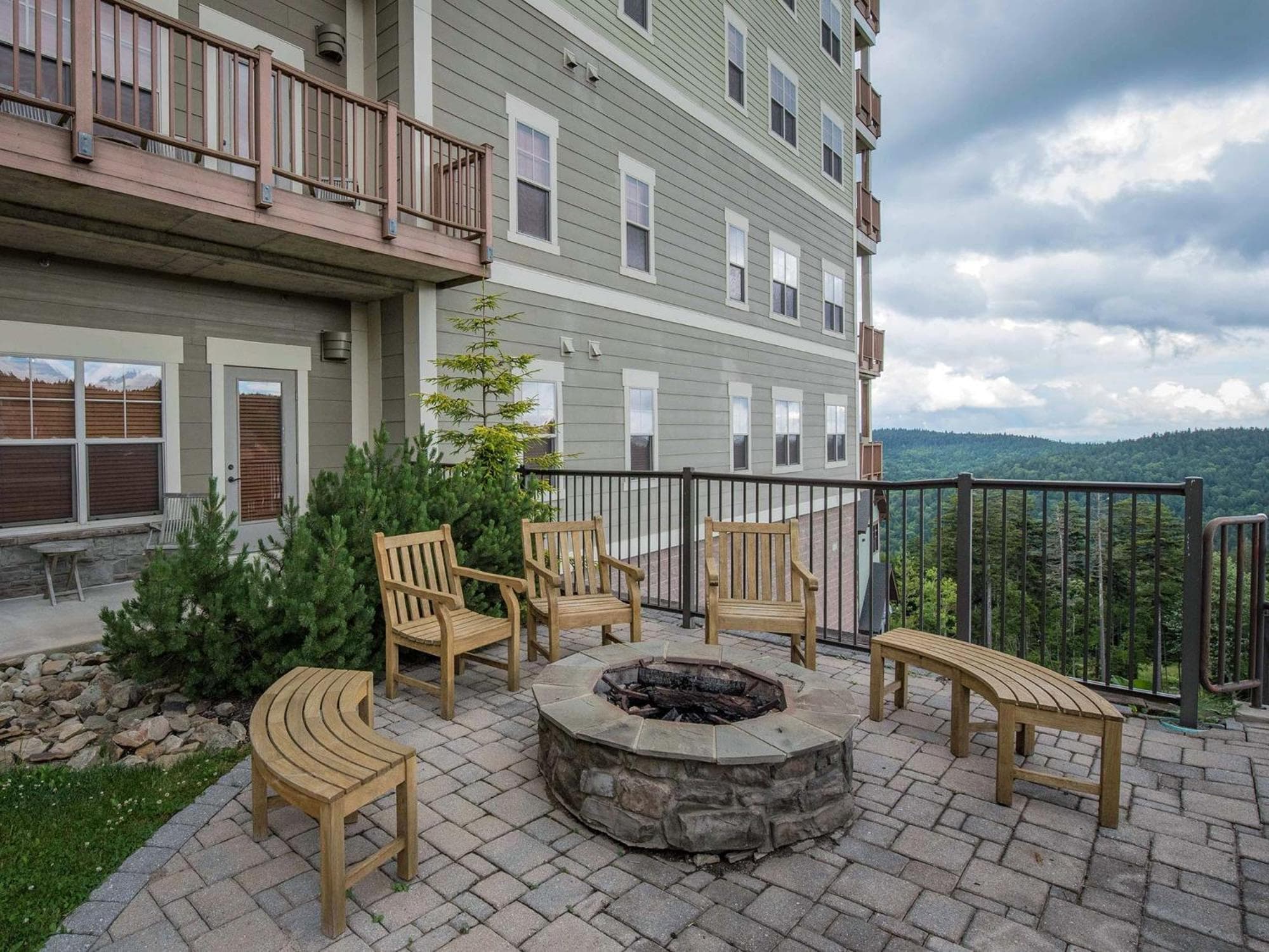 Soaring Eagle #404: 3 bedroom 2 bath Corner Penthouse