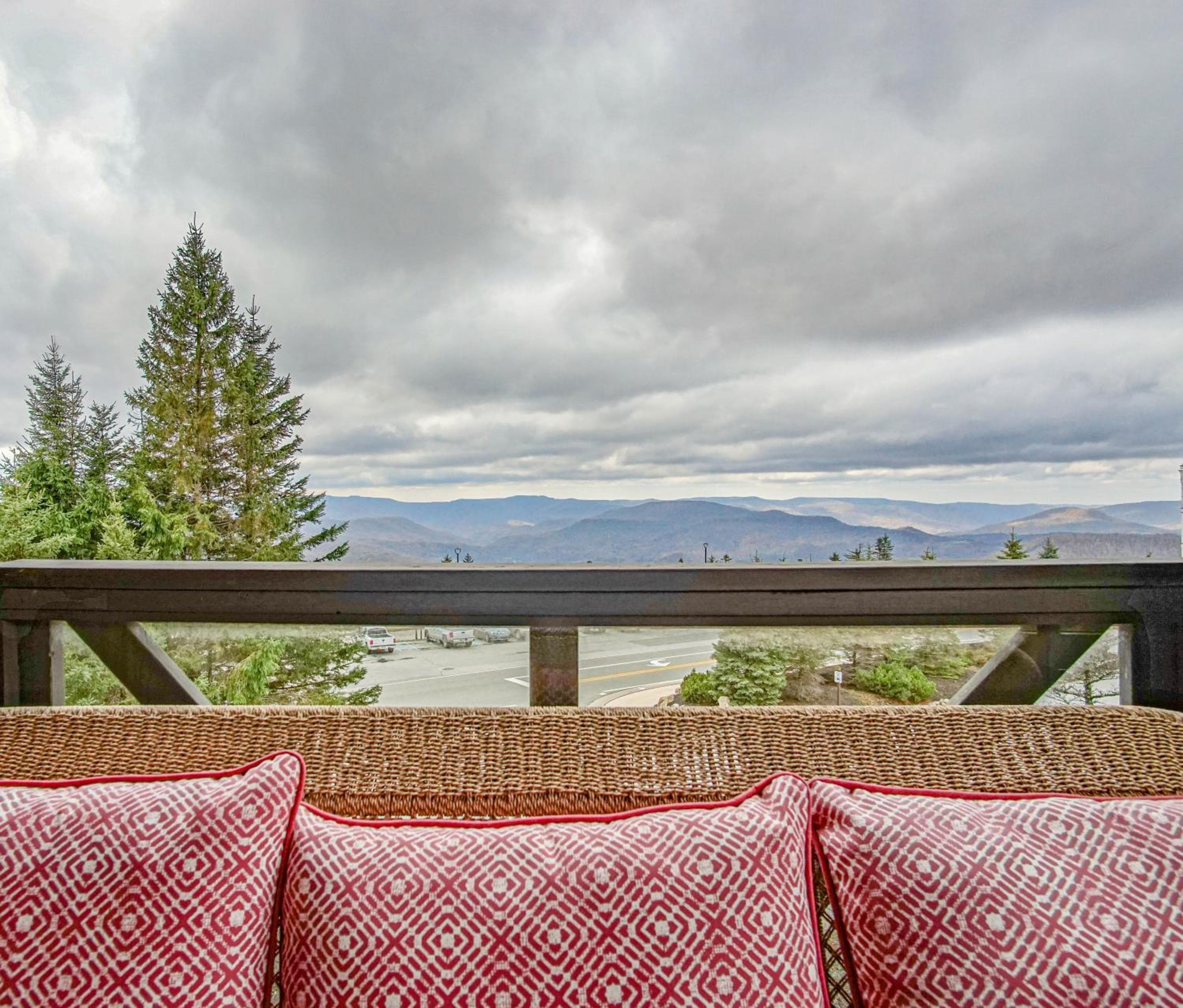 2 Br: Rimfire 214 - Great Western Views on large deck corner unit