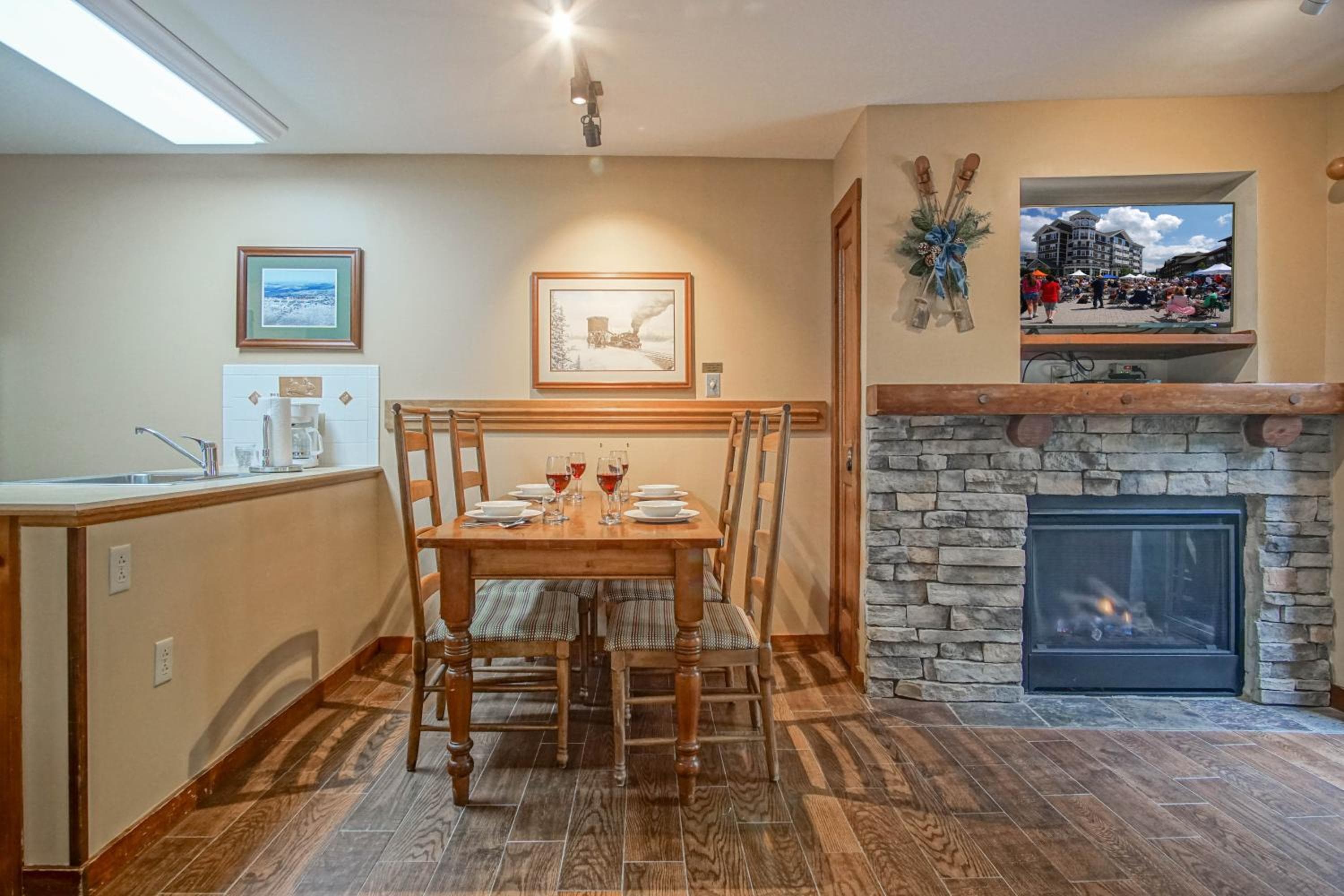 Rimfire 162 Cozy STUDIO in the heart of the Village!