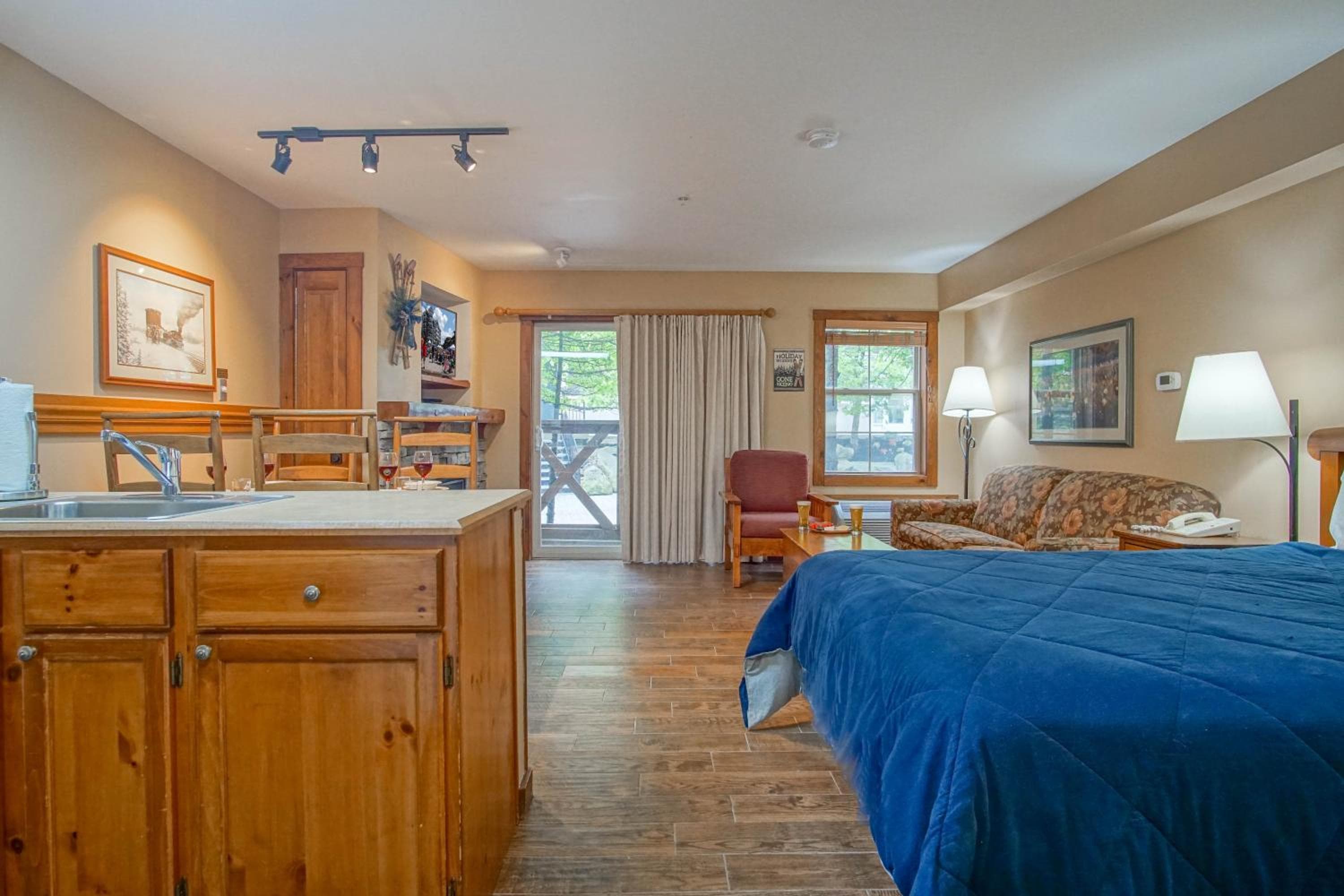 Rimfire 162 Cozy STUDIO in the heart of the Village!