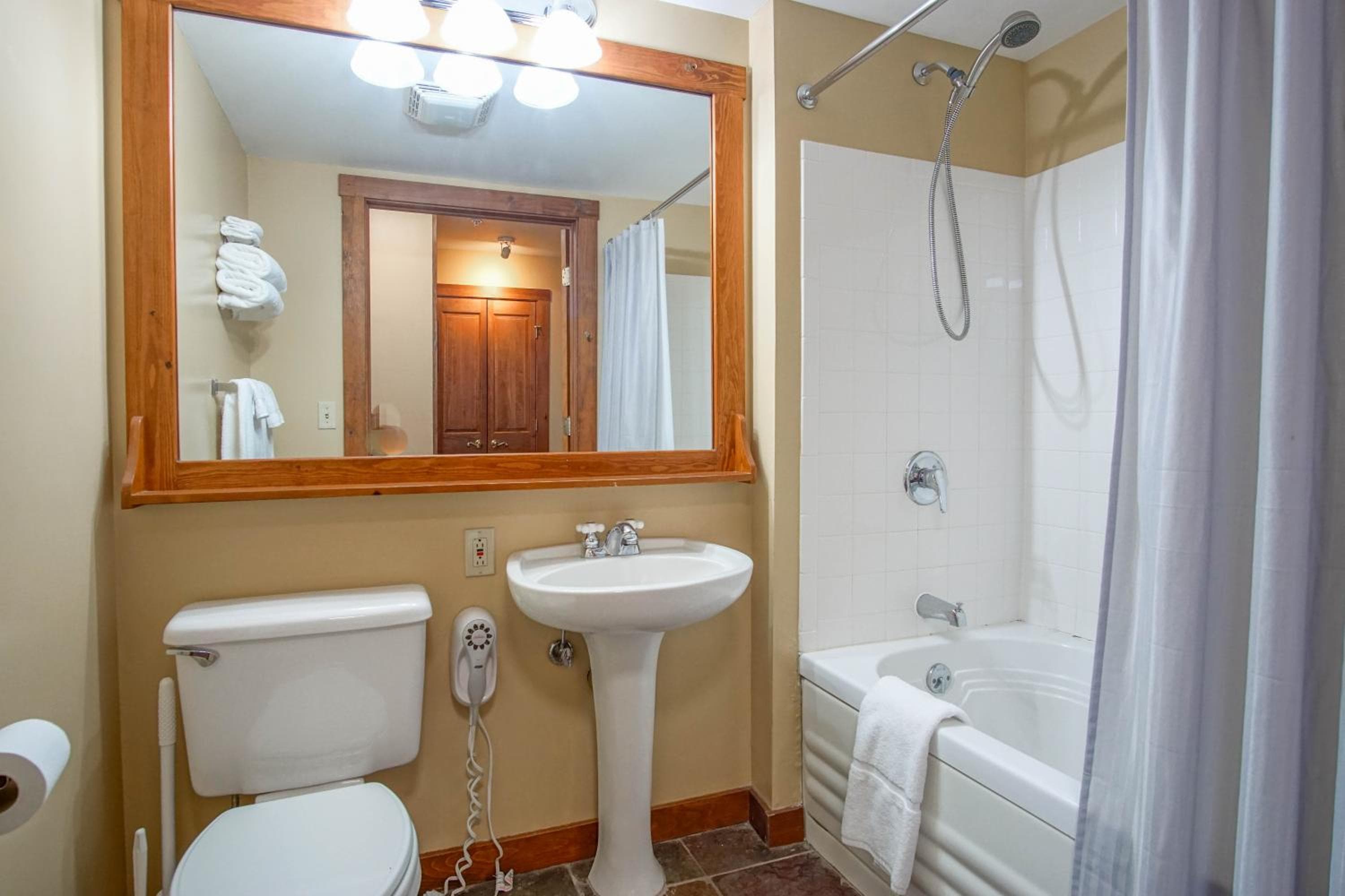 Rimfire 162 Cozy STUDIO in the heart of the Village!
