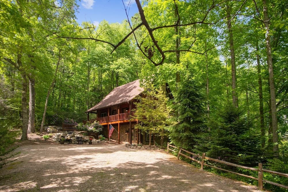 Iron Mountain Lodge 3 Bedroom Cabin by RedAwning