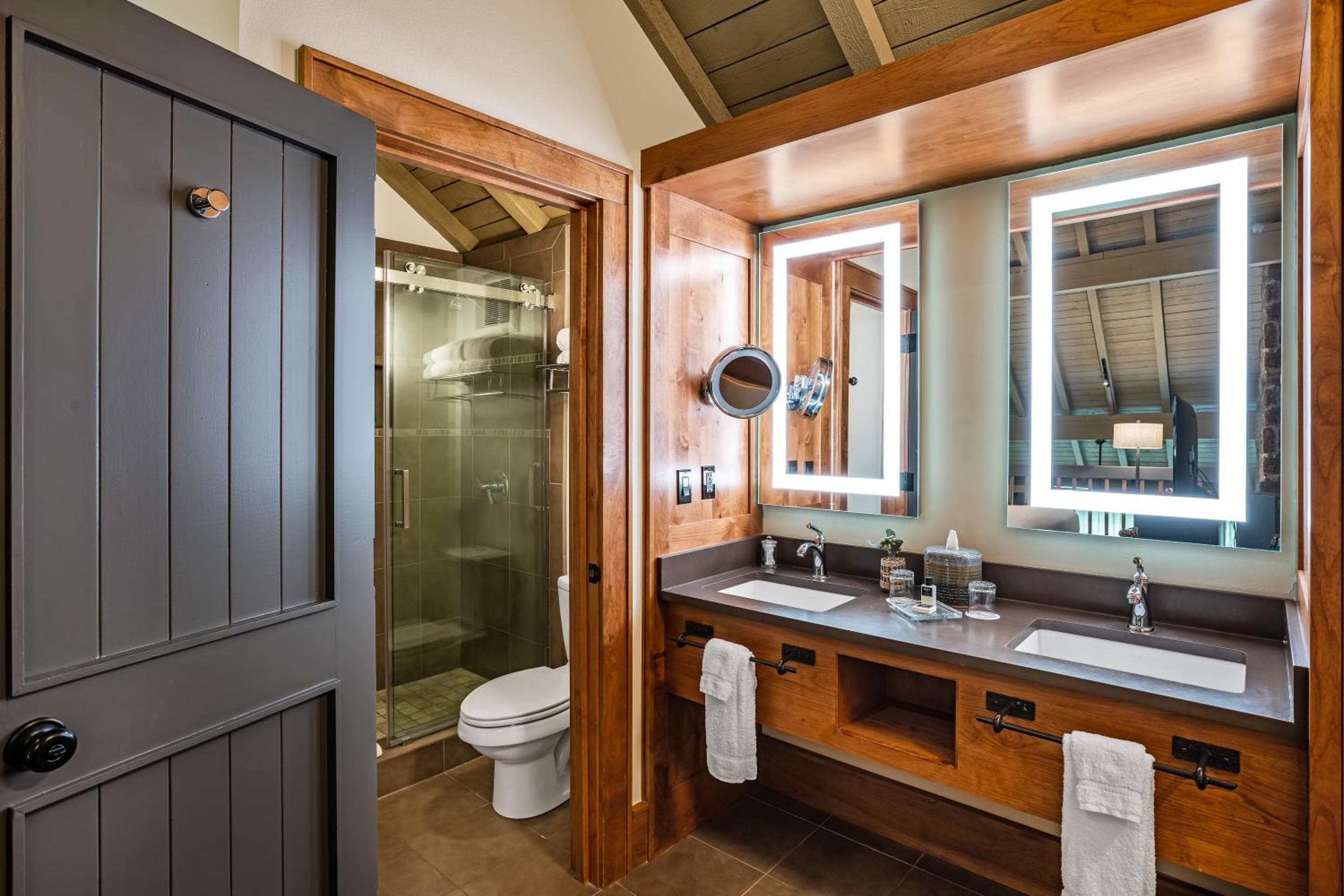 Deluxe Queen Suite
