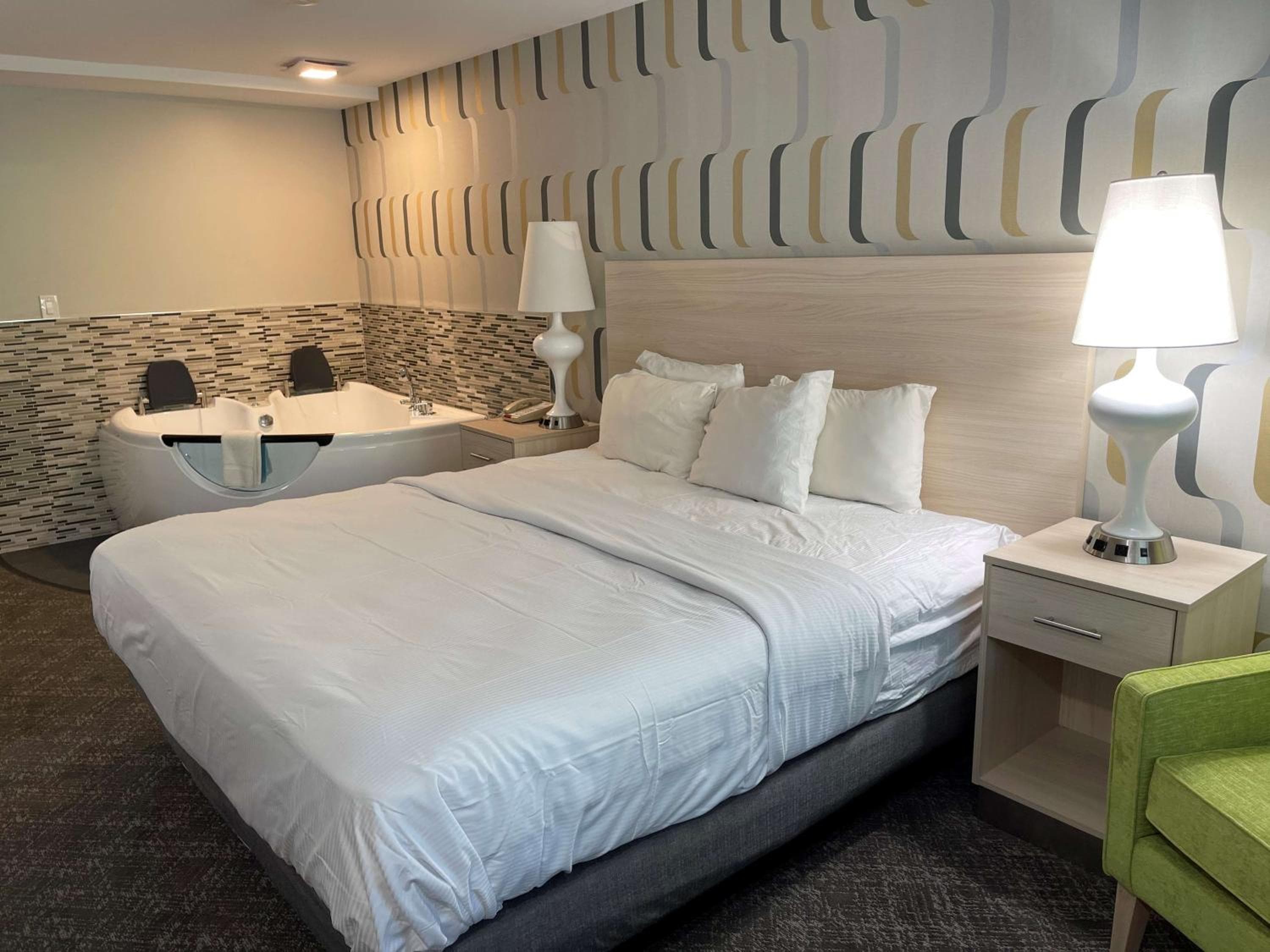 King Room with Jetted Tub (Not Pet-Friendly)